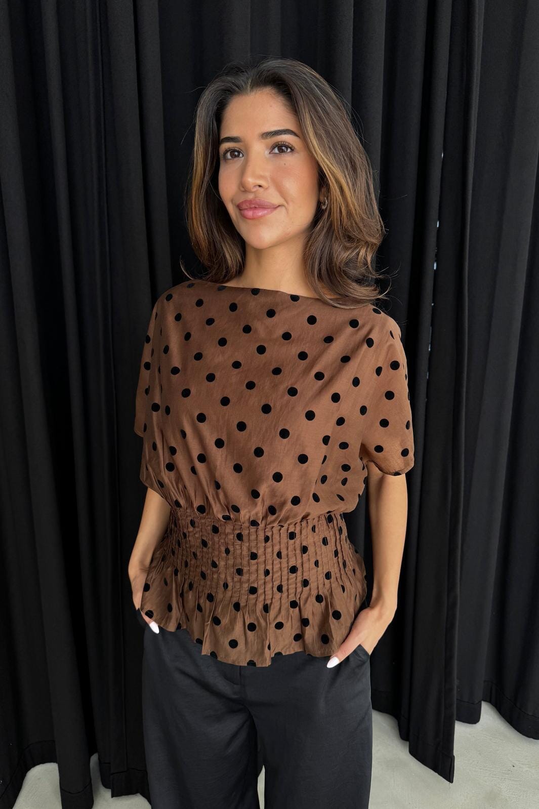 Continue - Laura 15078 - Nougat W Black Dot Bluser