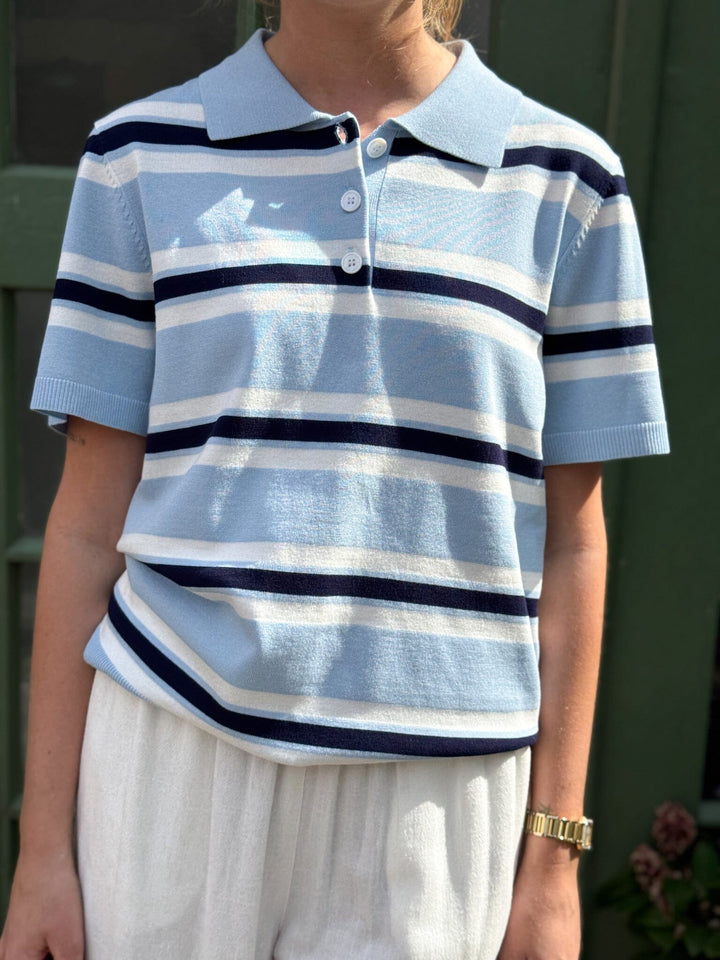 Forudbestilling - A-VIEW - Polo Stripe Knit Blouse AV5060 - 100 - Light Blue/White Stripe Bluser