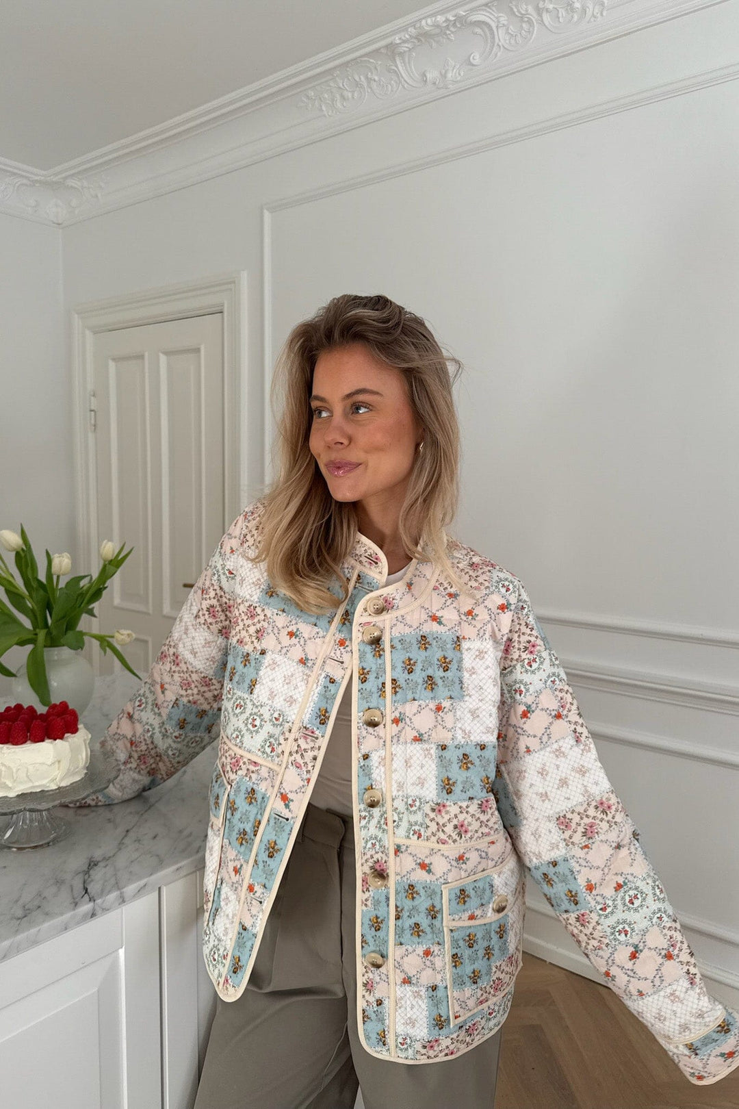 Forudbestilling - BYIC - Emmyic Quilted Jacket A23107 - Blue Multicolor Flower Print Jakker