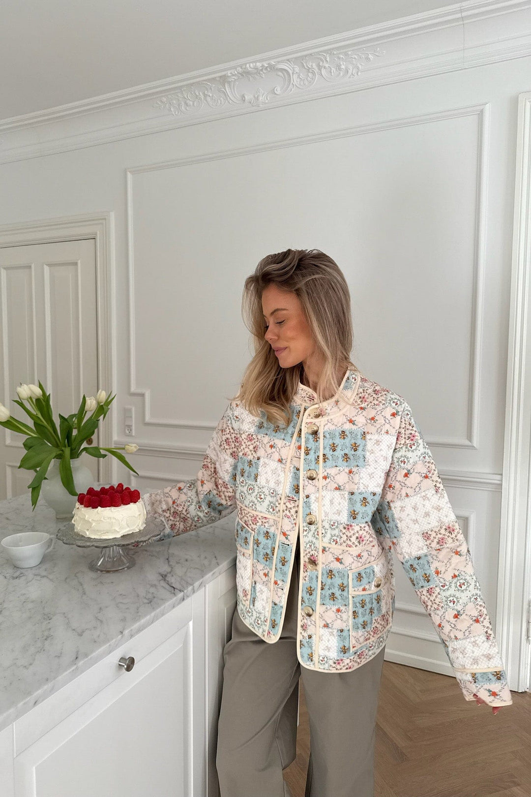 Forudbestilling - BYIC - Emmyic Quilted Jacket A23107 - Blue Multicolor Flower Print Jakker