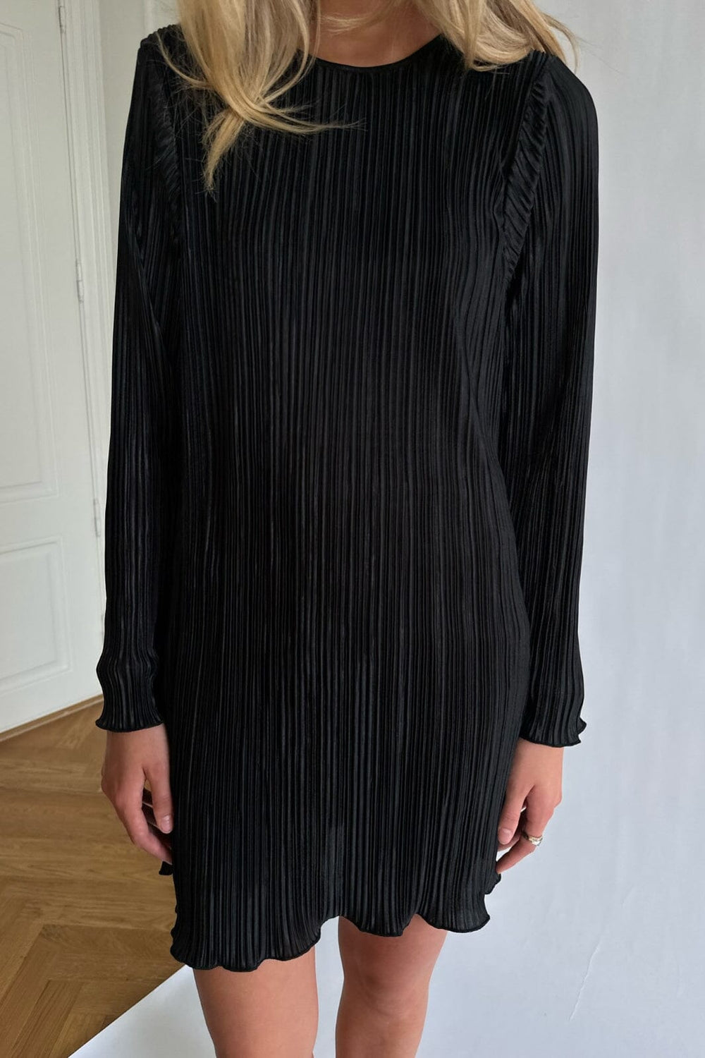 Forudbestilling - BYIC - Kellyic Plissé Dress - Black Kjoler