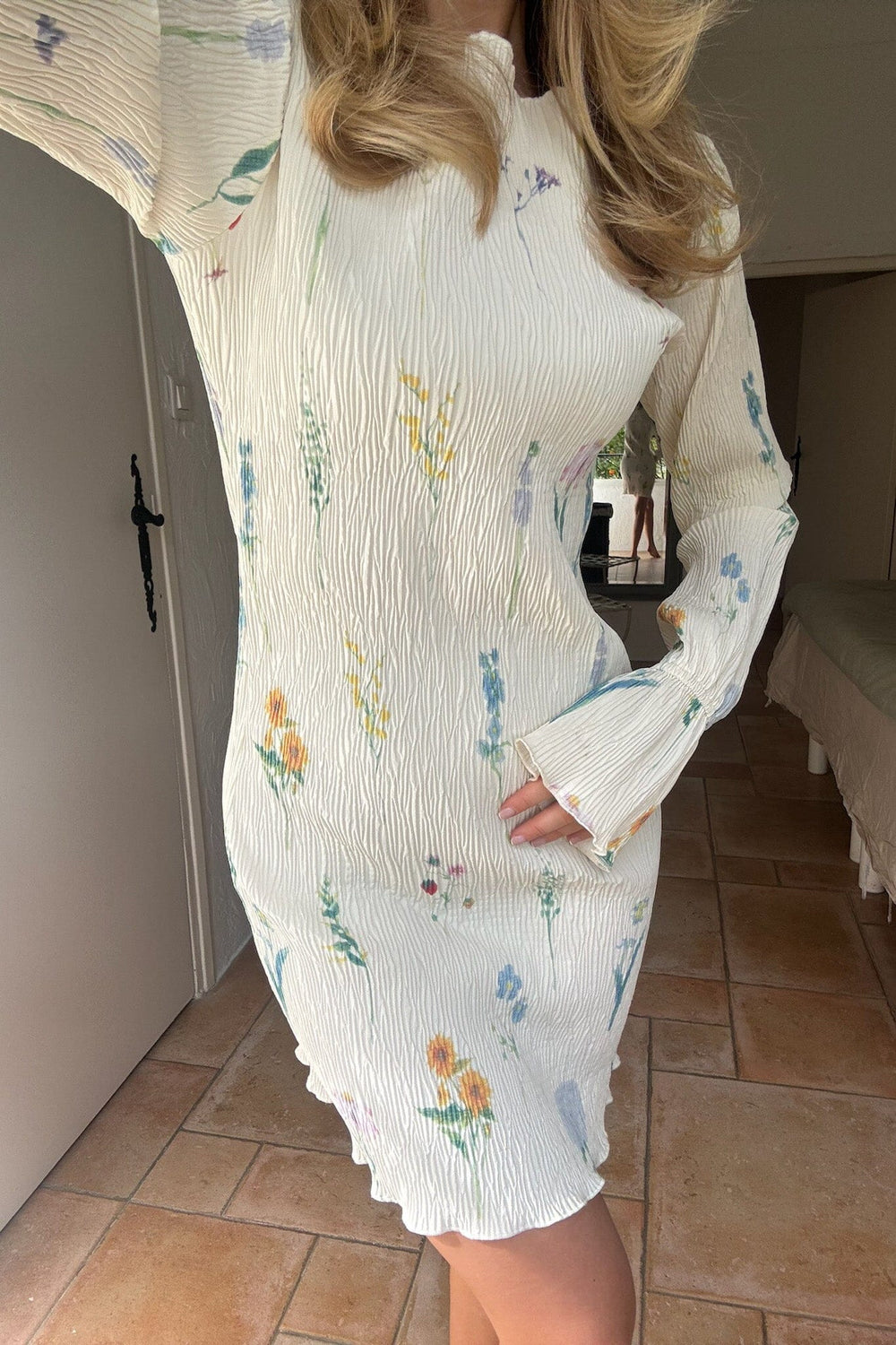 Forudbestilling - BYIC - Odineic Dress A23833 - Off White Flower Print Kjoler