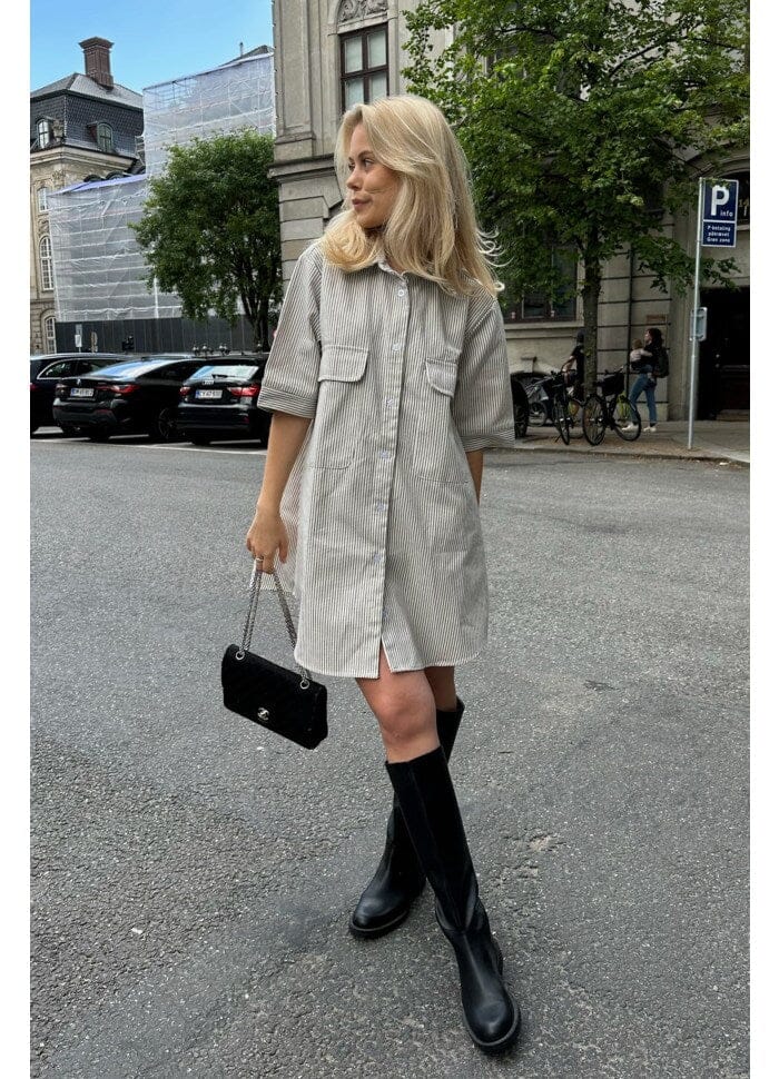 Forudbestilling - BYIC - Selda Shirt Dress - Dark Beige Woven Stripe Kjoler