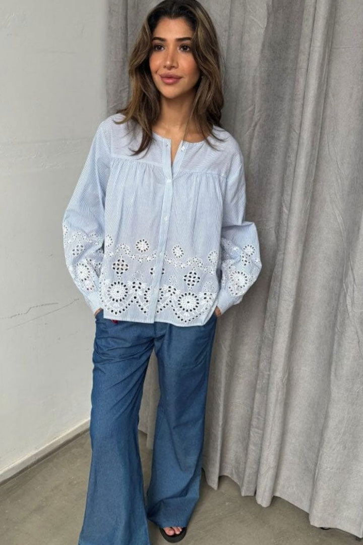 Forudbestilling - Continue - Sanna Embrobery 14844 - Blue Stripe Bluser