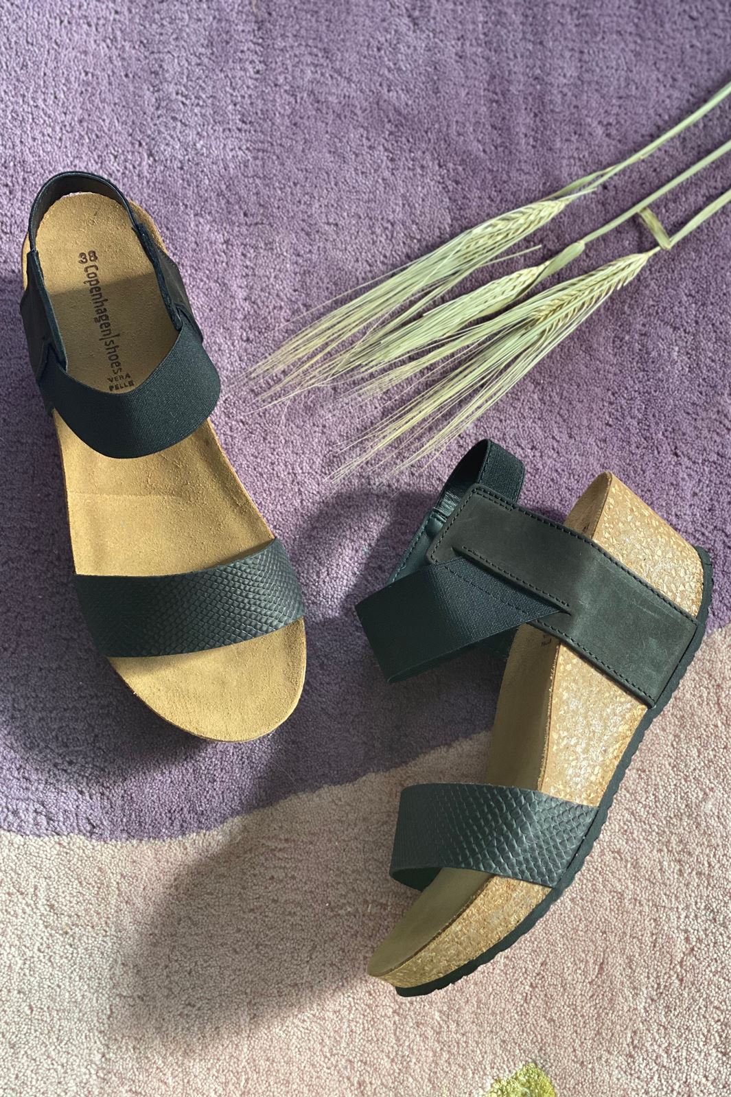 Forudbestilling - Copenhagen Shoes - Daniela Snake 21 - 634 Black / Black elast. (April/Maj) Sandaler