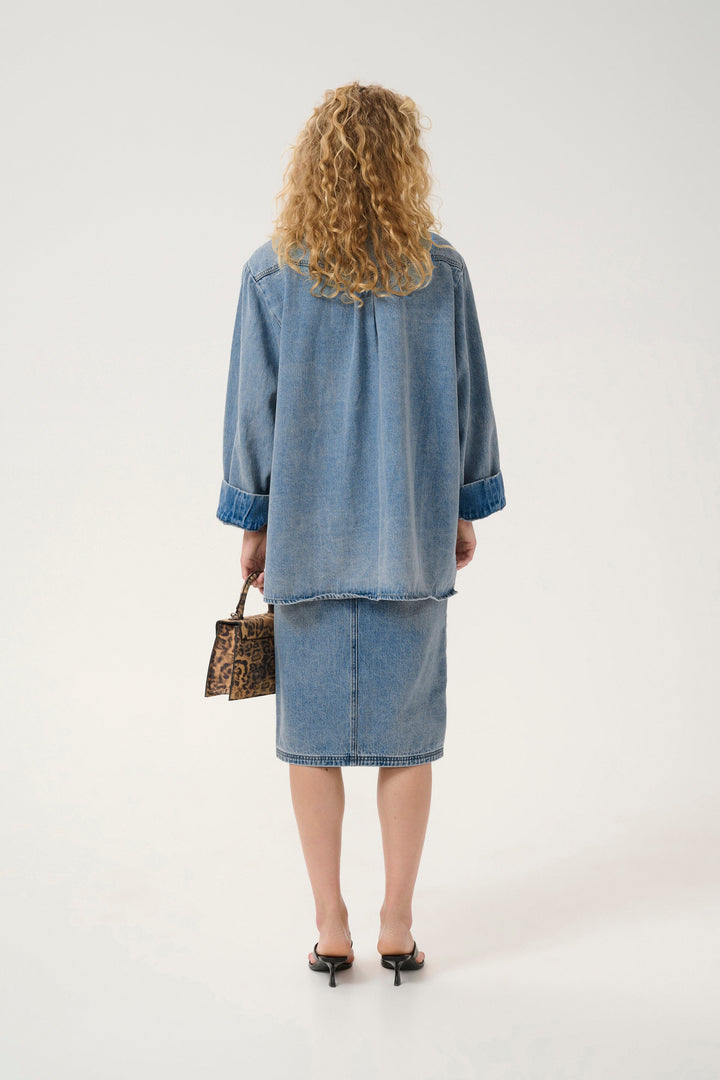 Forudbestilling - Gestuz - Gzlayza Oz Shirt - 107264 Mid Blue Vintage Wash Skjorter