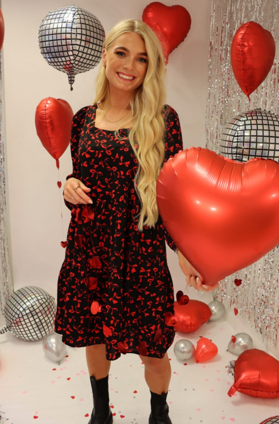 Forudbestilling - Liberte - Cecilie Ls Dress 22094 - Black Red Bow Kjoler