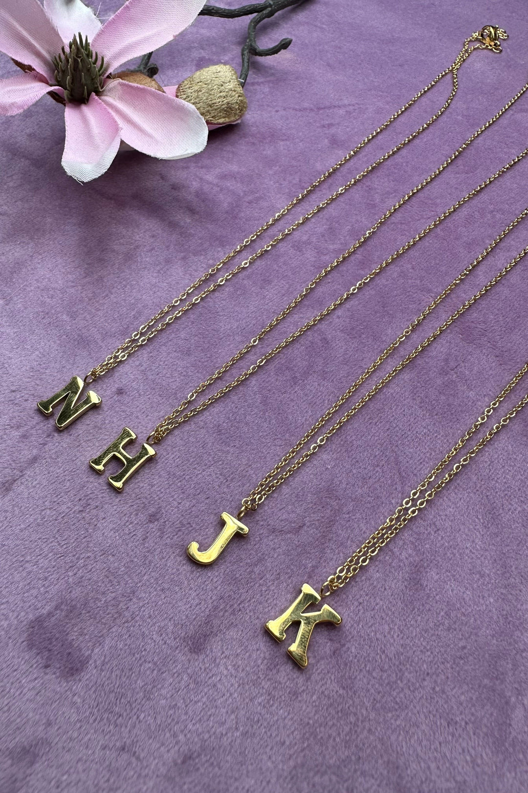 Forudbestilling - Mellow Moon - Letter Studs - Forgyldt Halskæder