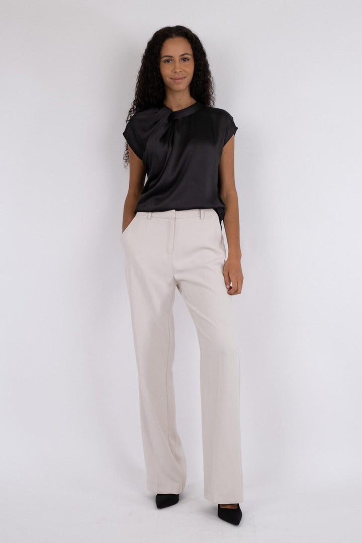 Forudbestilling - Neo Noir - Fleur Drapy Satin Blouse - 100 Black Bluser