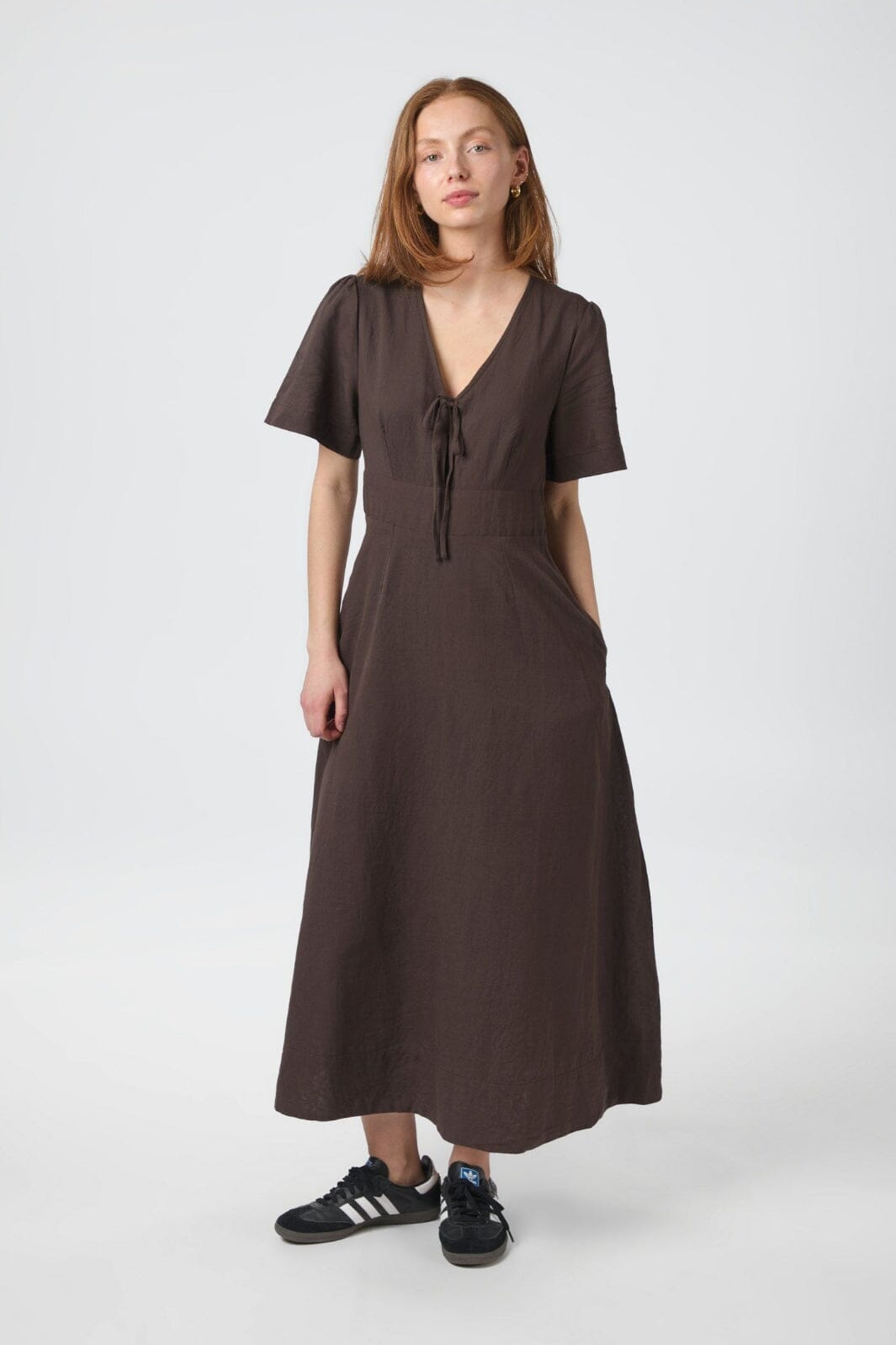 Forudbestilling - Neo Noir - Ilsie Linen Dress 166101 - 676 - Dark Brown