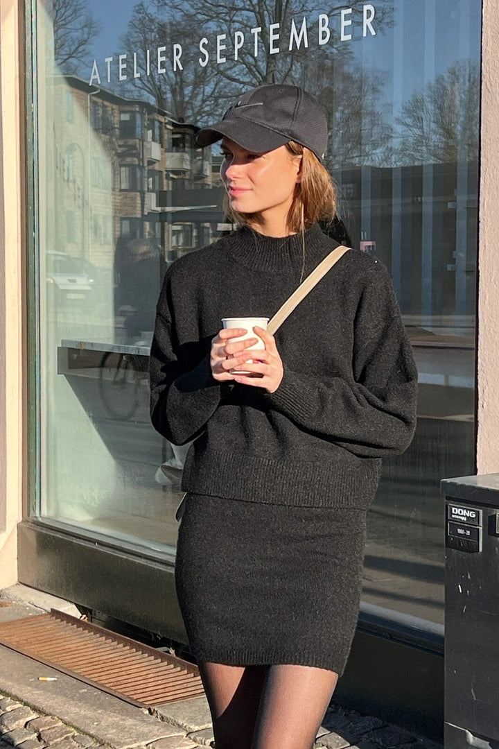 Forudbestilling - Neo Noir - Paulina Knit Blouse - Black Strikbluser