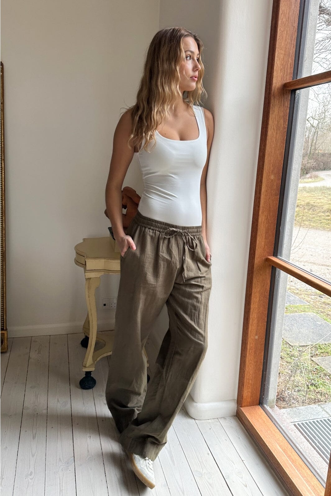 Forudbestilling - Neo Noir - Sonar Linen Pants - Army Bukser