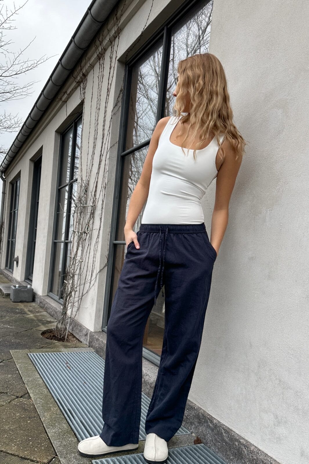 Forudbestilling - Neo Noir - Sonar Linen Pants - Navy Bukser