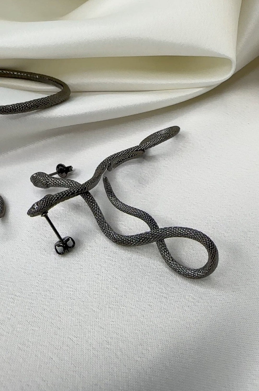 Forudbestilling - O-element - Poison Snake Earring - Black Øreringe