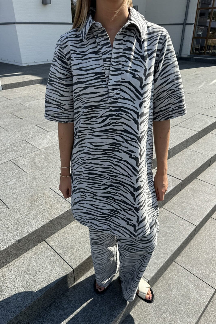 Forudbestilling - Only - Onlgry Ss Zebra Dress Sik - 4839012 Light Grey Denim Zebra Kjoler