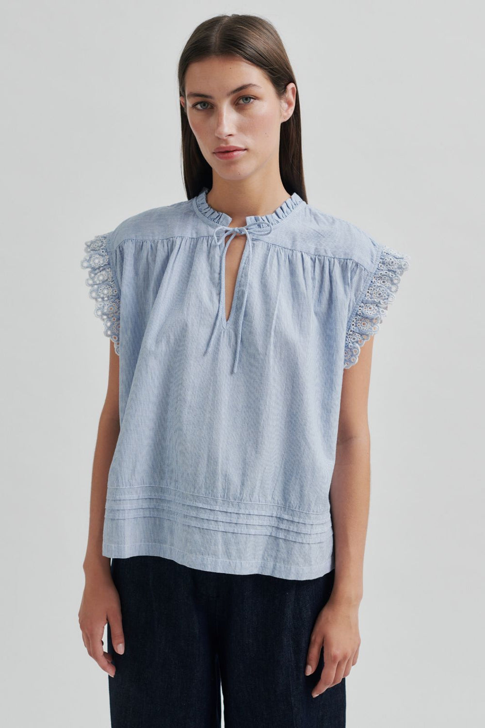 Forudbestilling - Second Female - Laure Top 59713 - Light Blue Stripe Toppe