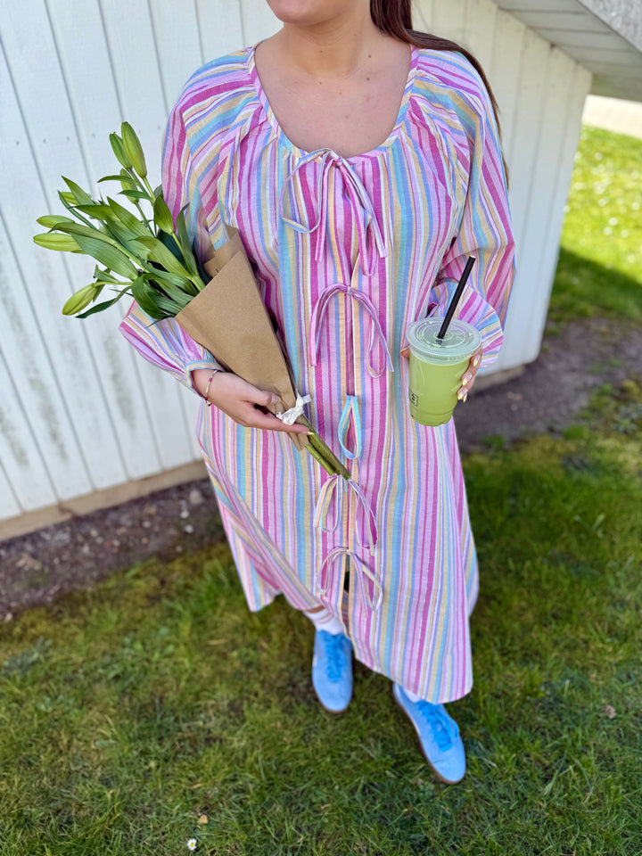 Forudbestilling - Sissel Edelbo x Molly&My - Stinne Dress SE 1724 - Pink Stripes Kjoler