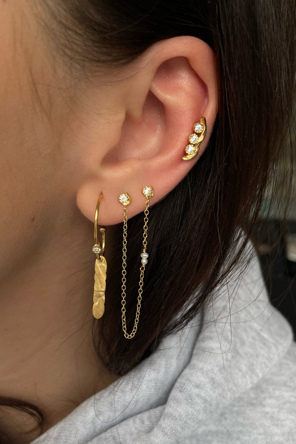 Forudbestilling - Stine A - Flow Earring With Three Stones - Single - 1335-02-S Øreringe