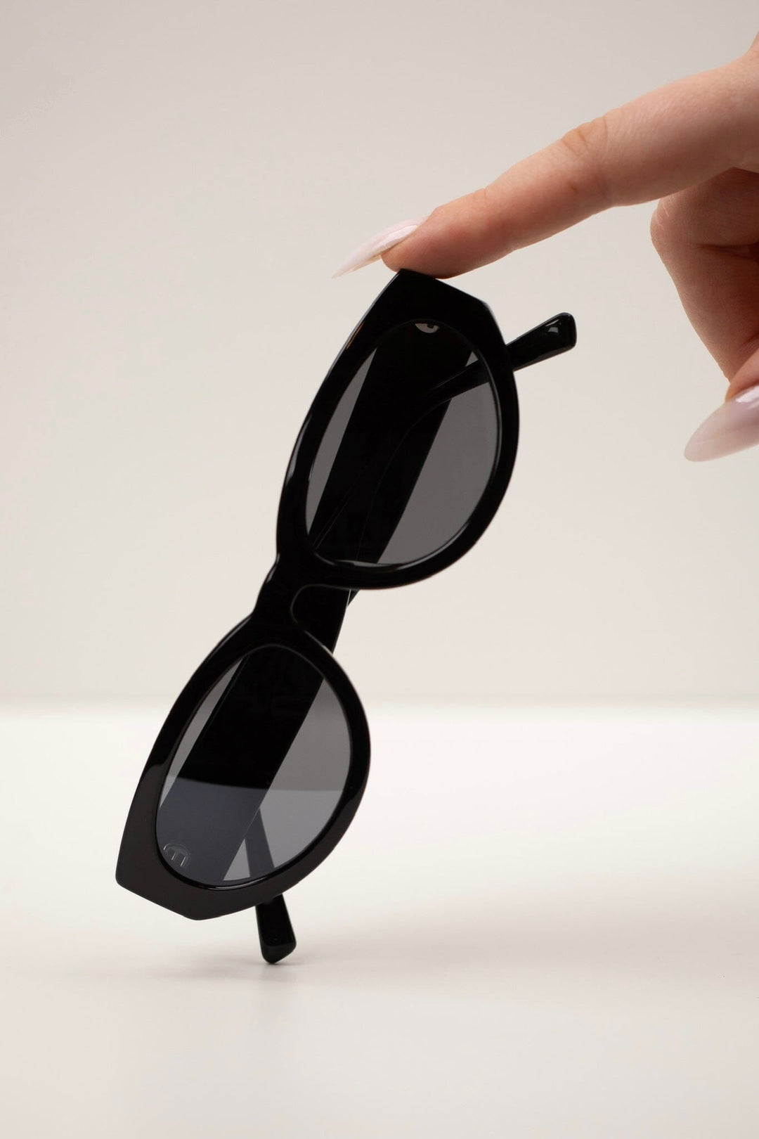 Forudbestilling - Valentin Studio - Audrey 1-002 - Black Grey Solbriller