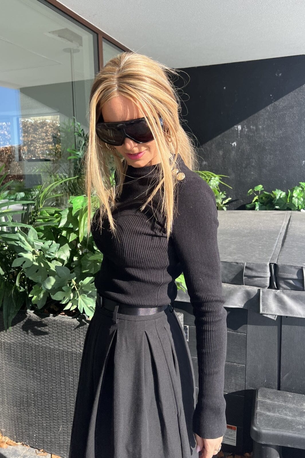 Forudbestilling - Valentin Studio - Gold Button Knit Blouse - Black (April/Maj) Bluser