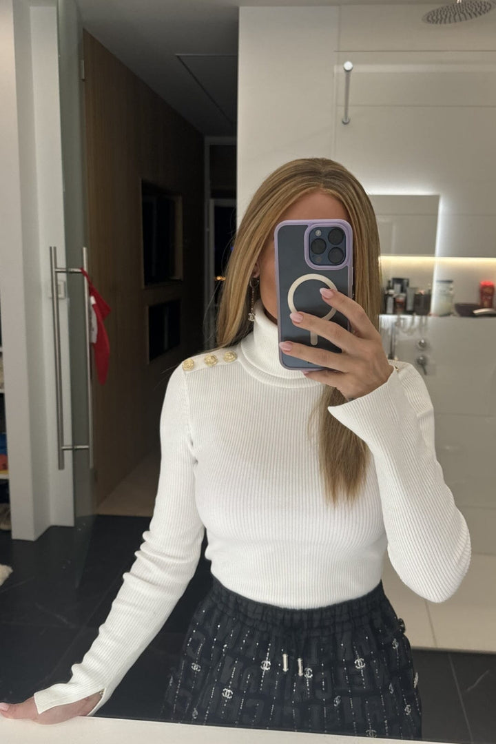 Forudbestilling - Valentin Studio - Gold Button Knit Roll Blouse - Off White Bluser