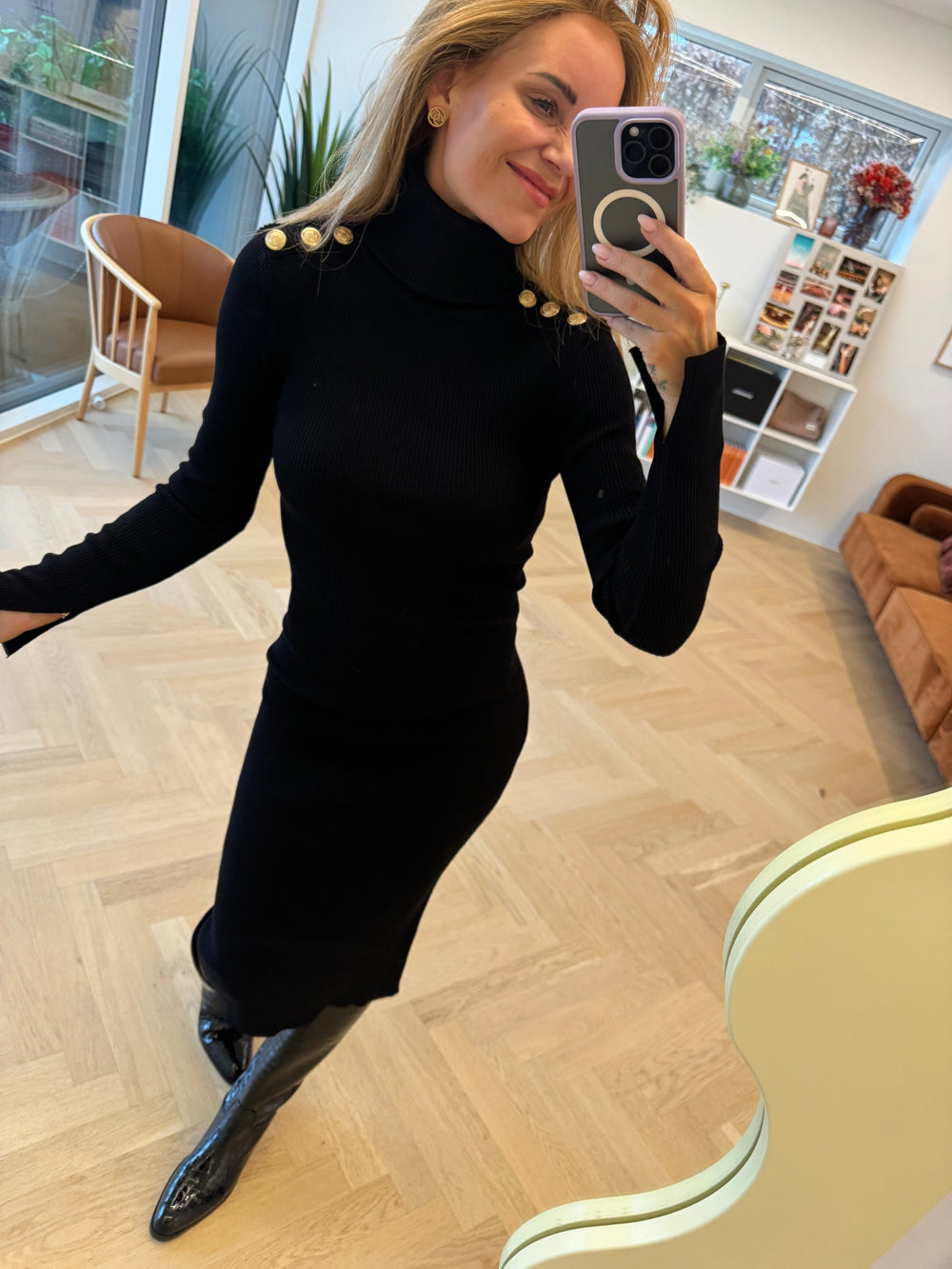 Forudbestilling - Valentin Studio - Gold Button Knit Roll Dress - Black Kjoler