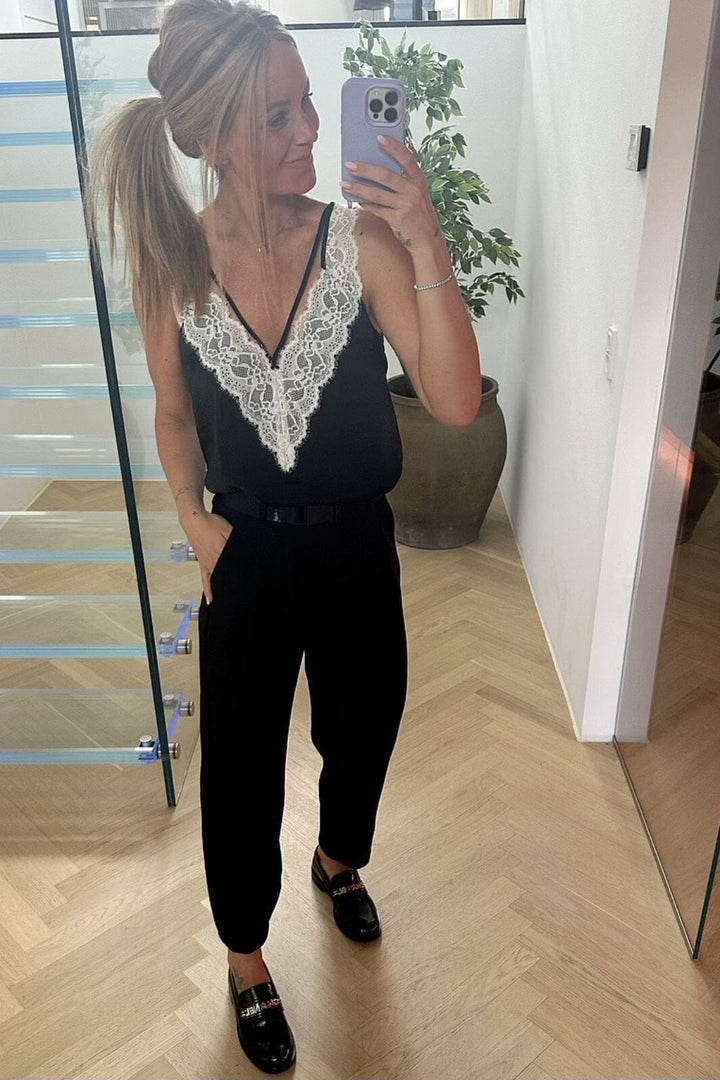 Forudbestilling - Valentin Studio - String Contrast Top - Black (April/Maj) Toppe