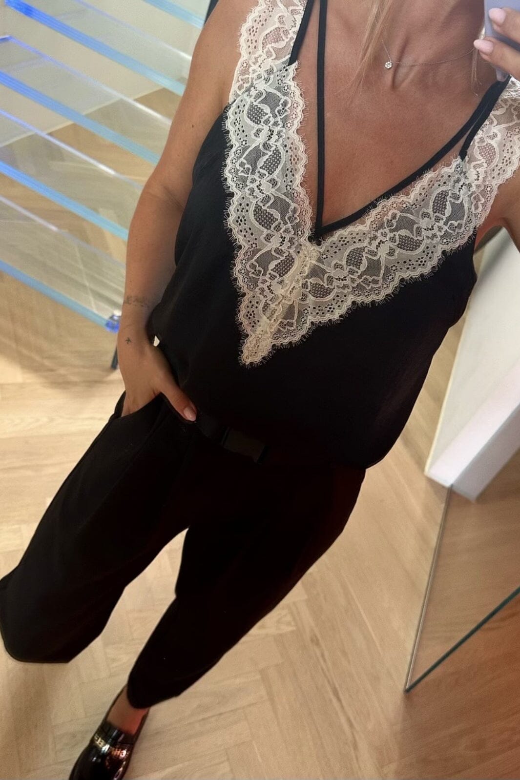 Forudbestilling - Valentin Studio - String Contrast Top - Black (April/Maj) Toppe