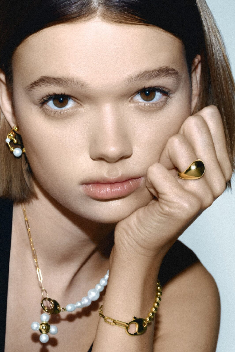 Jane Kønig - Atomic Pearl Hoop - Guld Øreringe