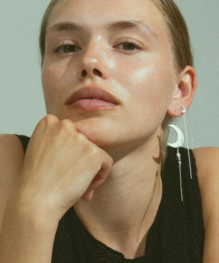 Jane Kønig - Half Moon Earring with pearl chain - Silver Øreringe