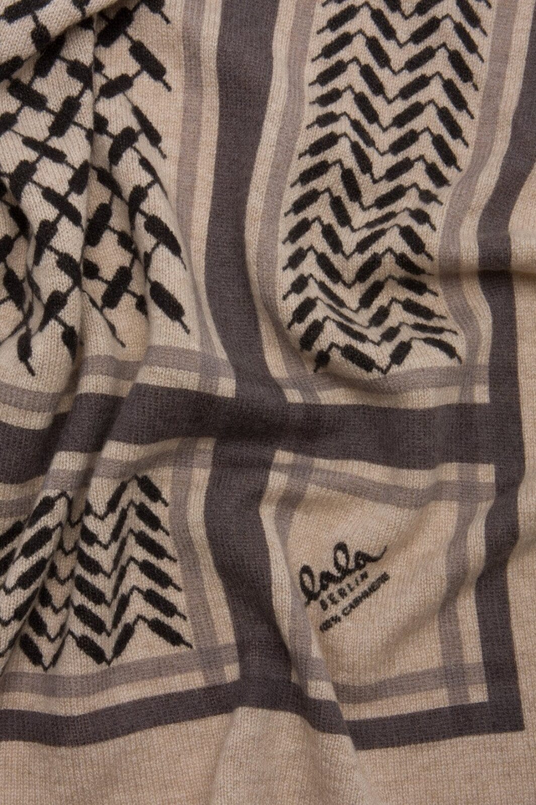 Lala Berlin - Triangle Trinity Classic M - Dune Beige Tørklæder