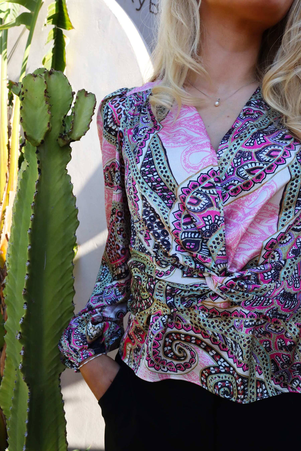 Liberte - Tiki Ls Twist Blouse 22120 - Pink Scarf Bluser