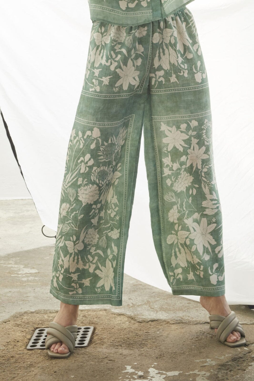 Love & Divine - Love1176-4 18752 - 315 - Green Flower