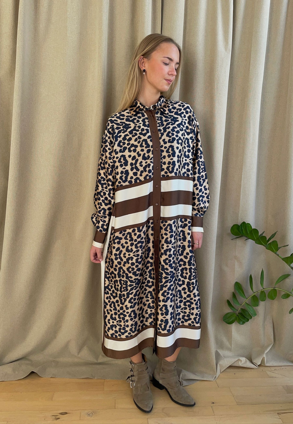 Love & Divine - Love1394 19099 - 201 - Brown Leo Kjoler