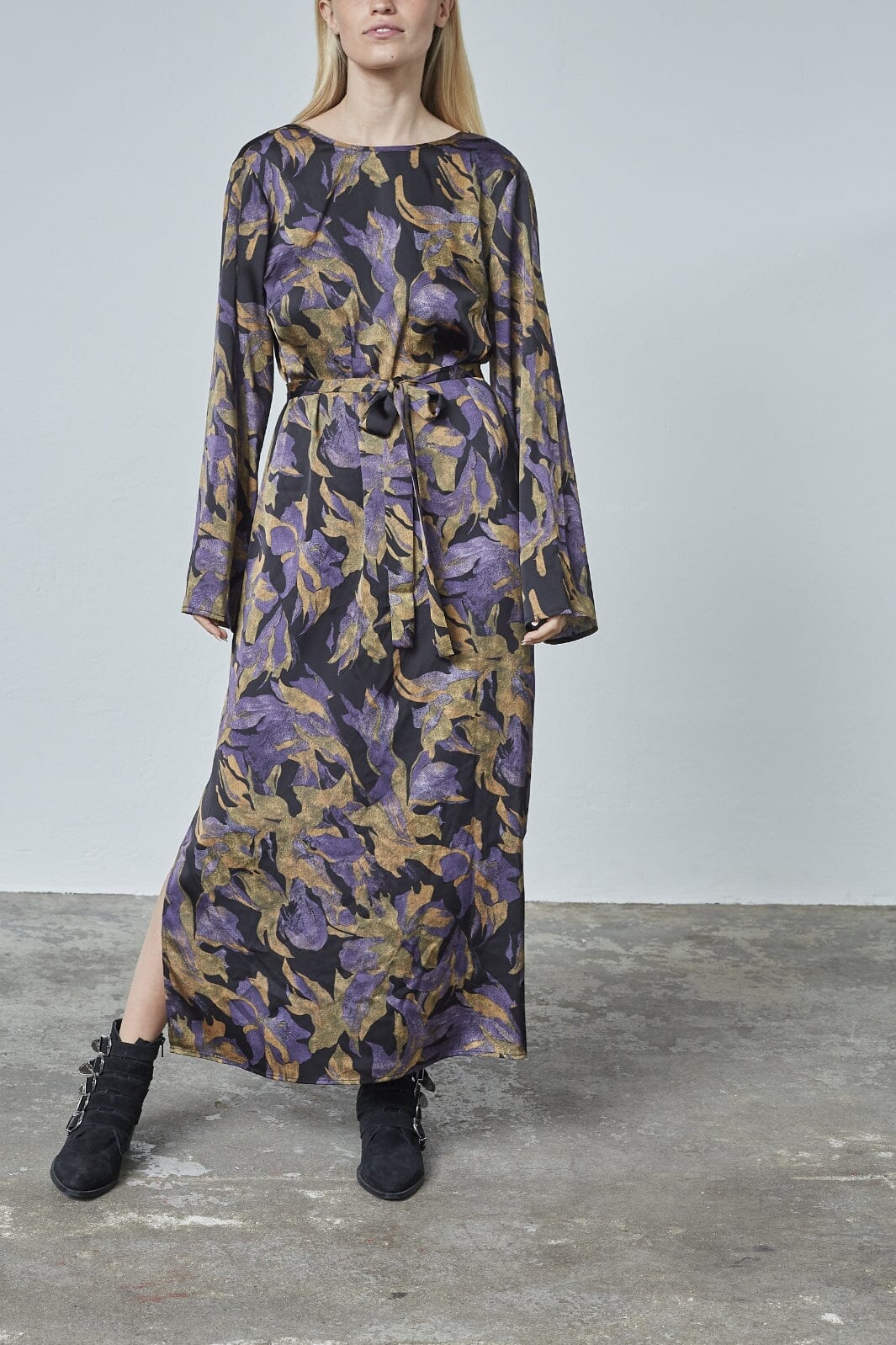 Love & Divine - Love1421 19199 - 003 - Black Flower