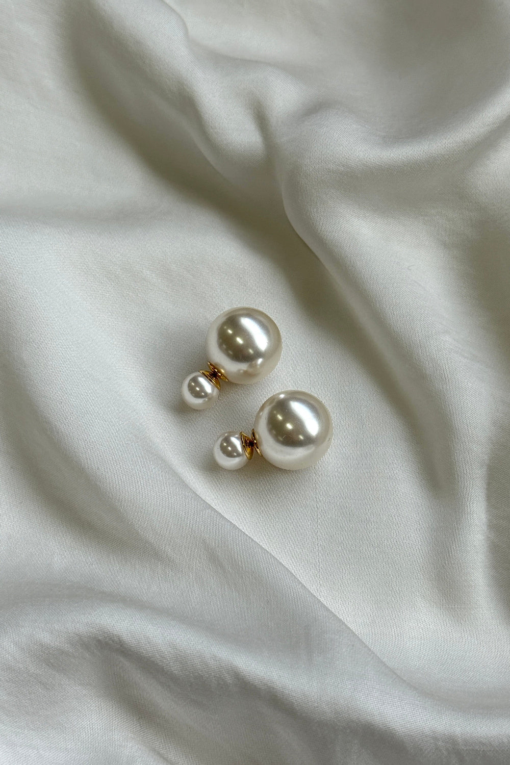 Mellow Moon - Behind Ear Pearl Earring - Forgyldt Øreringe