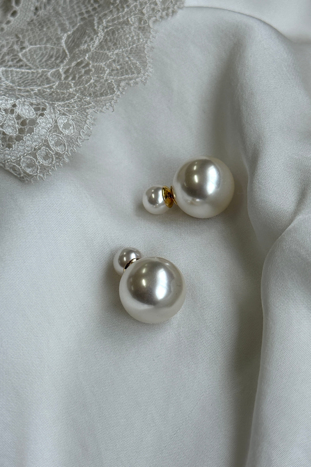 Mellow Moon - Behind Ear Pearl Earring - Forgyldt Øreringe