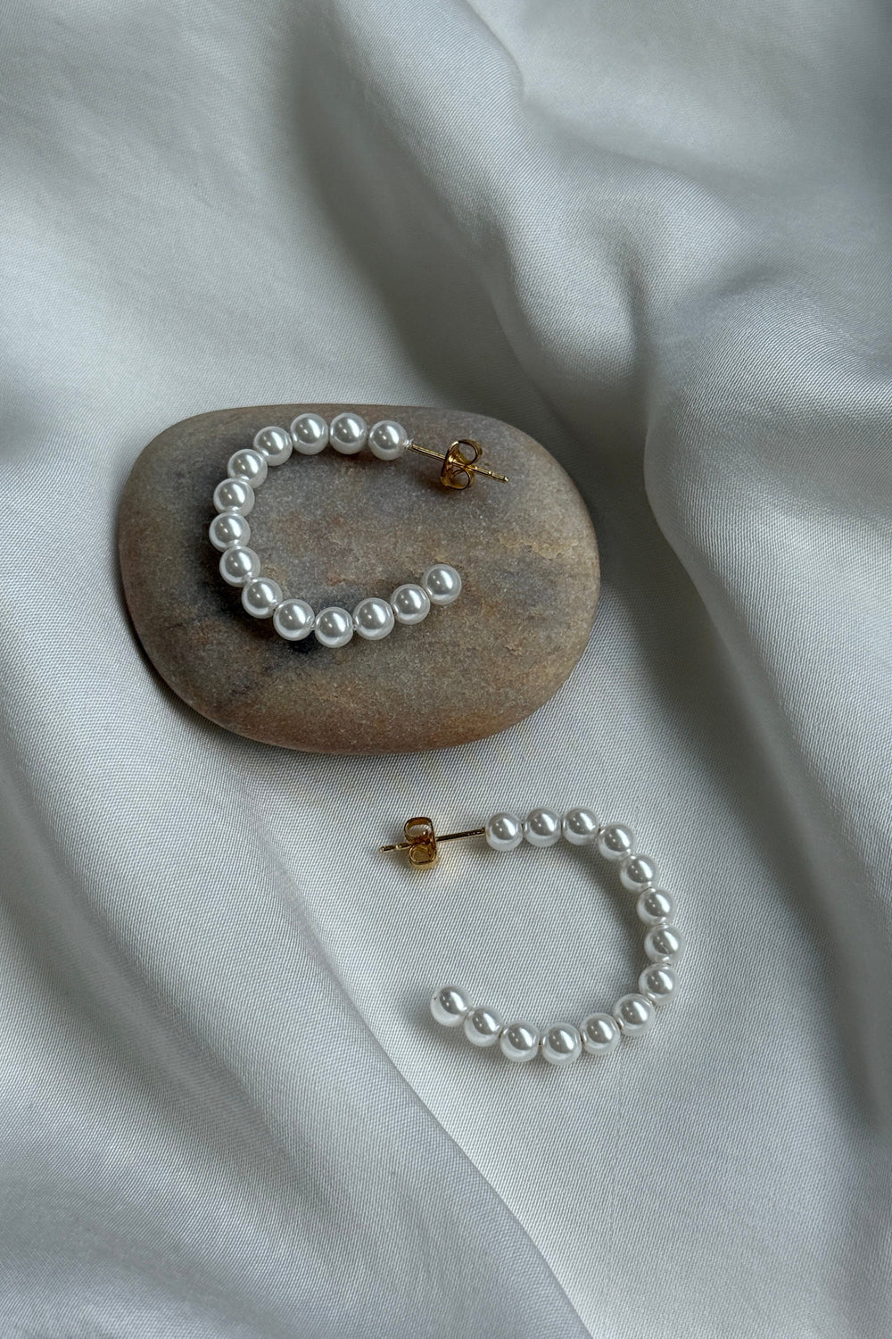 Mellow Moon - Pearl Ear Hoop - Forgyldt Øreringe