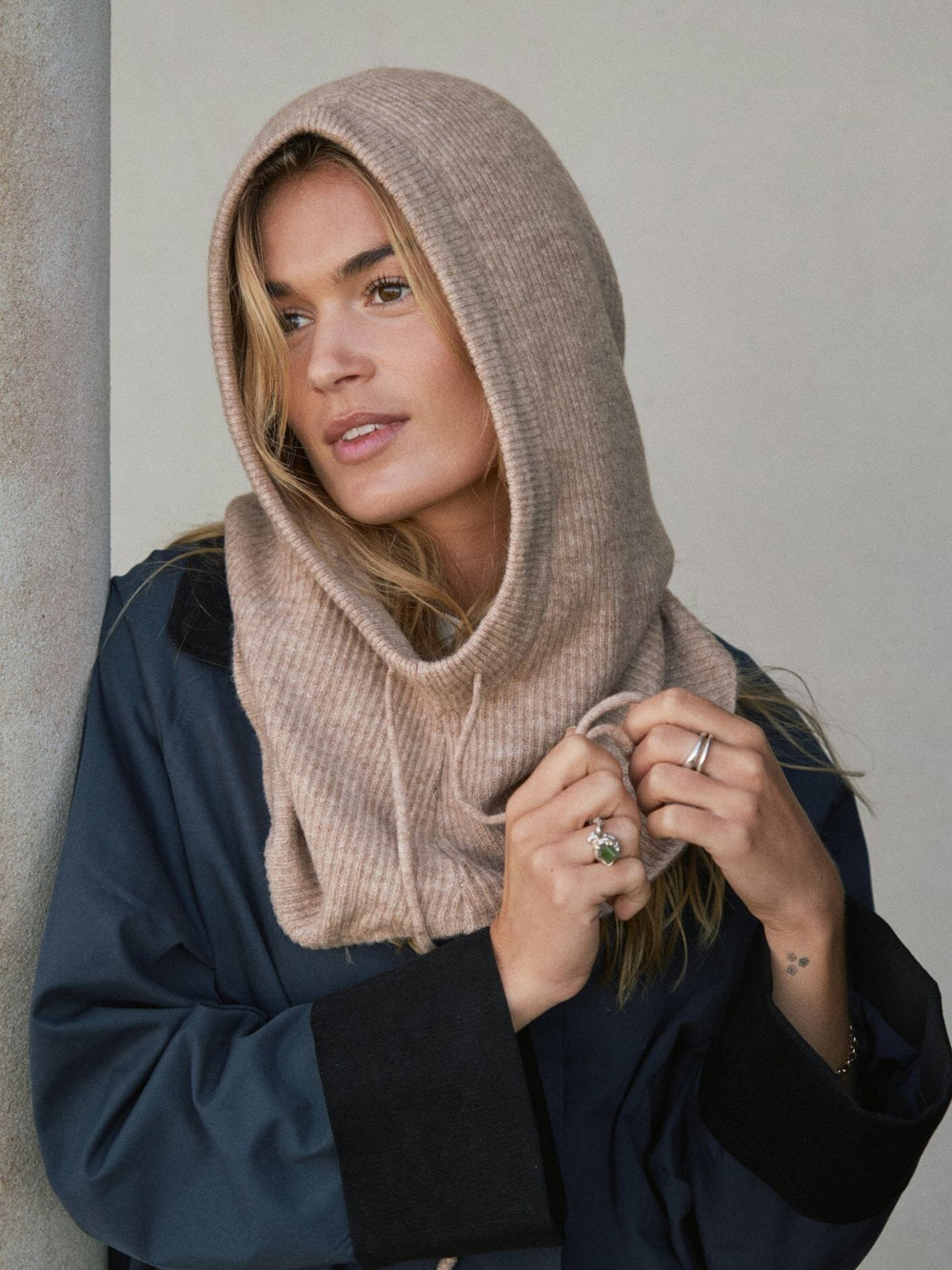 Neo Noir - Nnmadita Knit Balaclava - Sand Melange Strikbluser