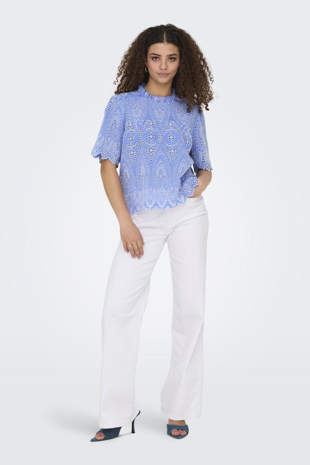 Only - Onlnyla Tulum Emb Ss Top - 4764237 Blue Bonnet Bright White Emb. Toppe