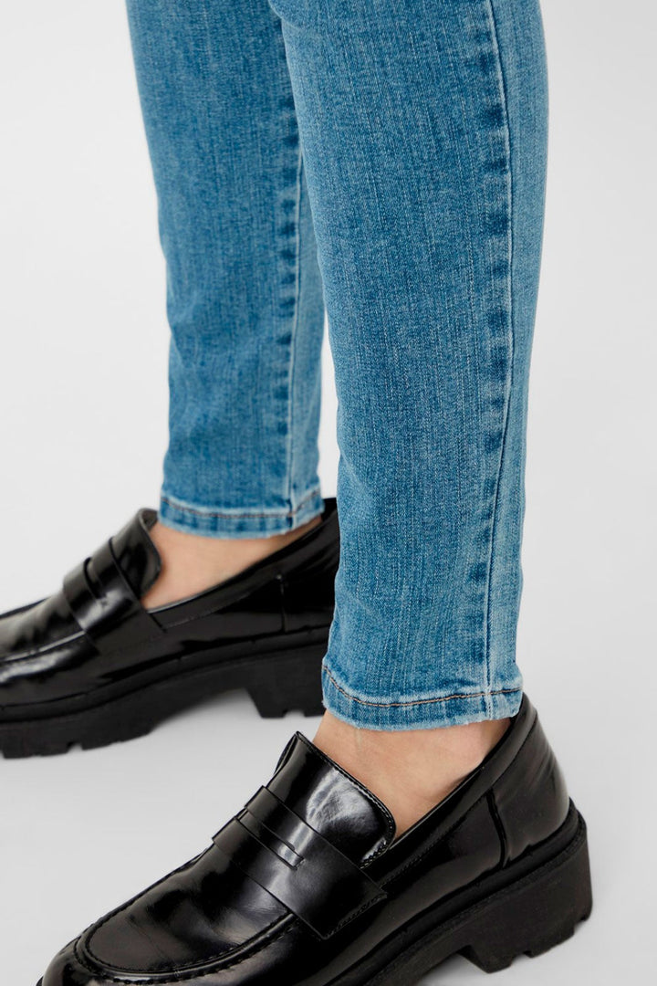 PIECES - Delly Skn MW Jeans Noos - Light Blue Denim Jeans