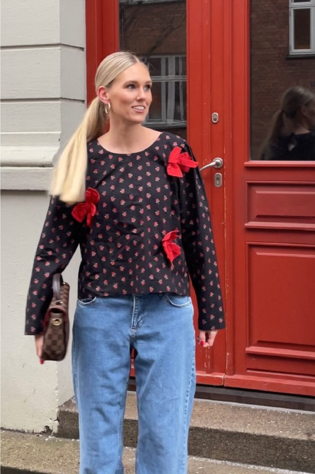 Sissel Edelbo - Frederikke Organic Cotton Top SE 1166-1 - Black W. Red Roses Toppe