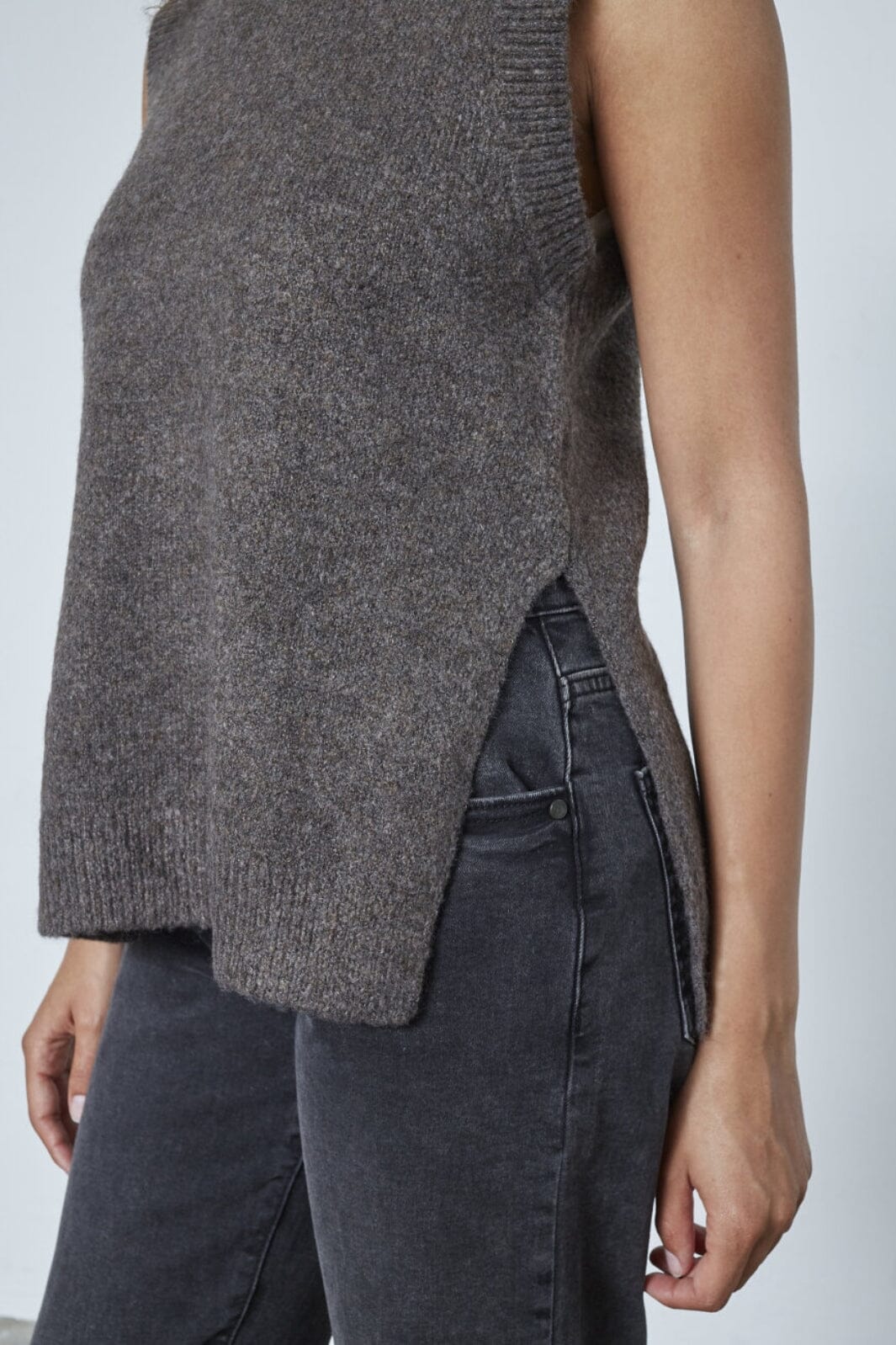 Sisters Point - Luca-Ve 19078 - 201 - Brown Mel.