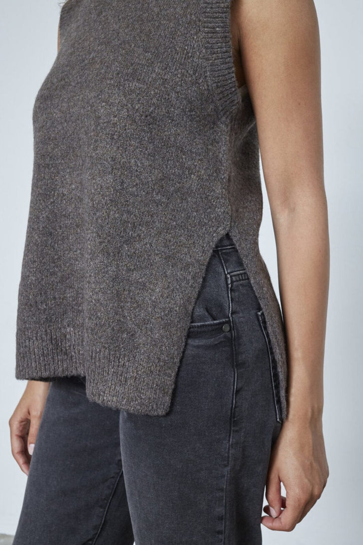 Sisters Point - Luca-Ve 19078 - 201 - Brown Mel.