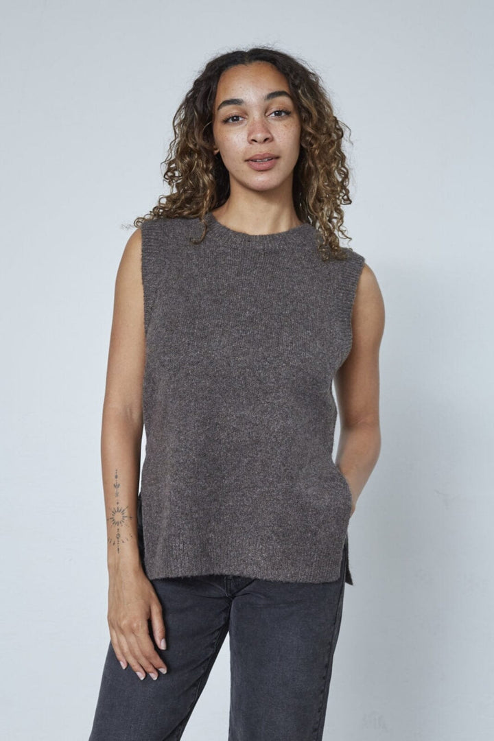 Sisters Point - Luca-Ve 19078 - 201 - Brown Mel.