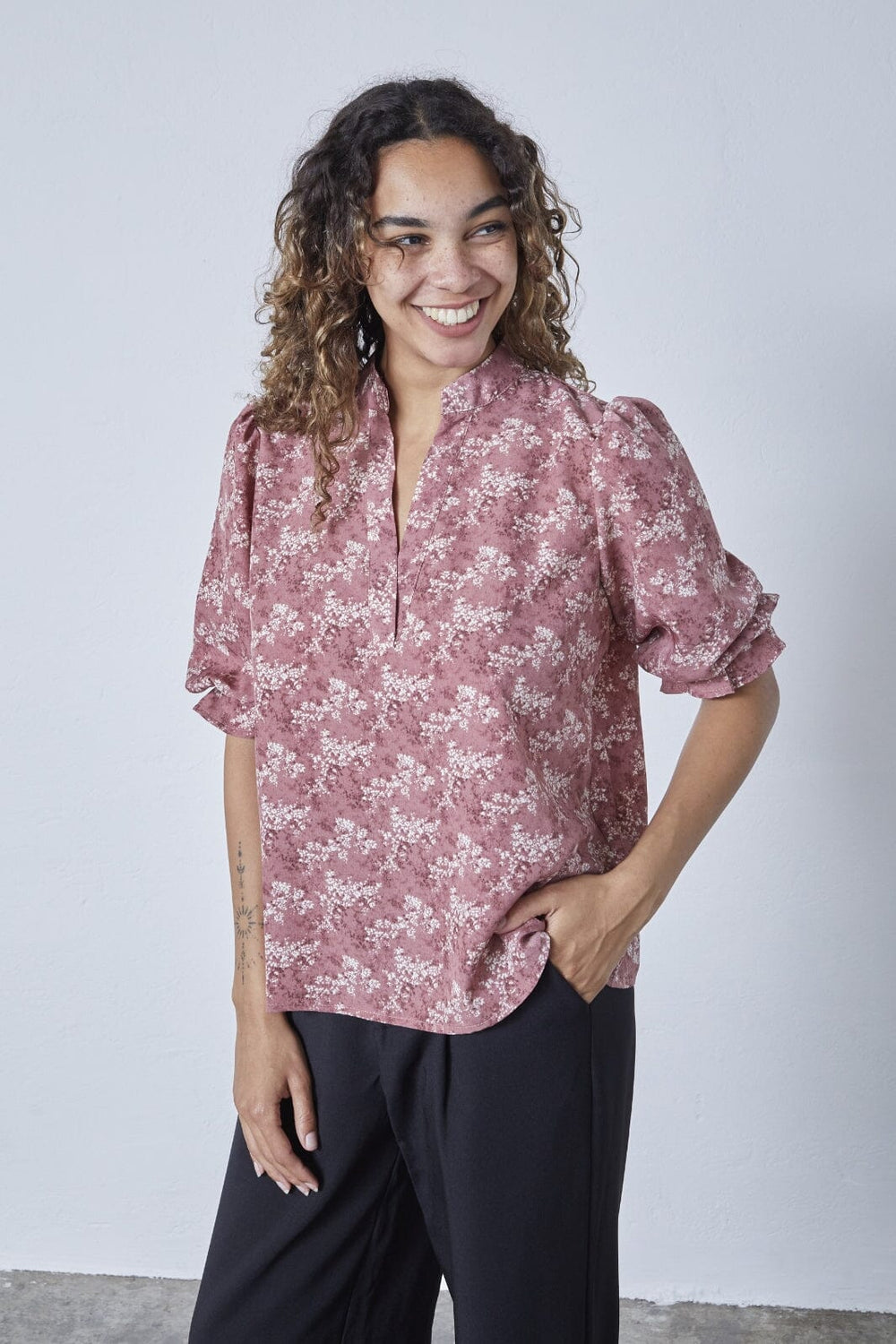 Sisters Point - Venny-Ss2 19184 - 813 - Rose Flower