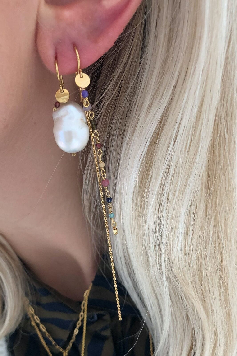 Stine A - Baroque Pearl Earring With Gemstone - 1173-02-S Øreringe