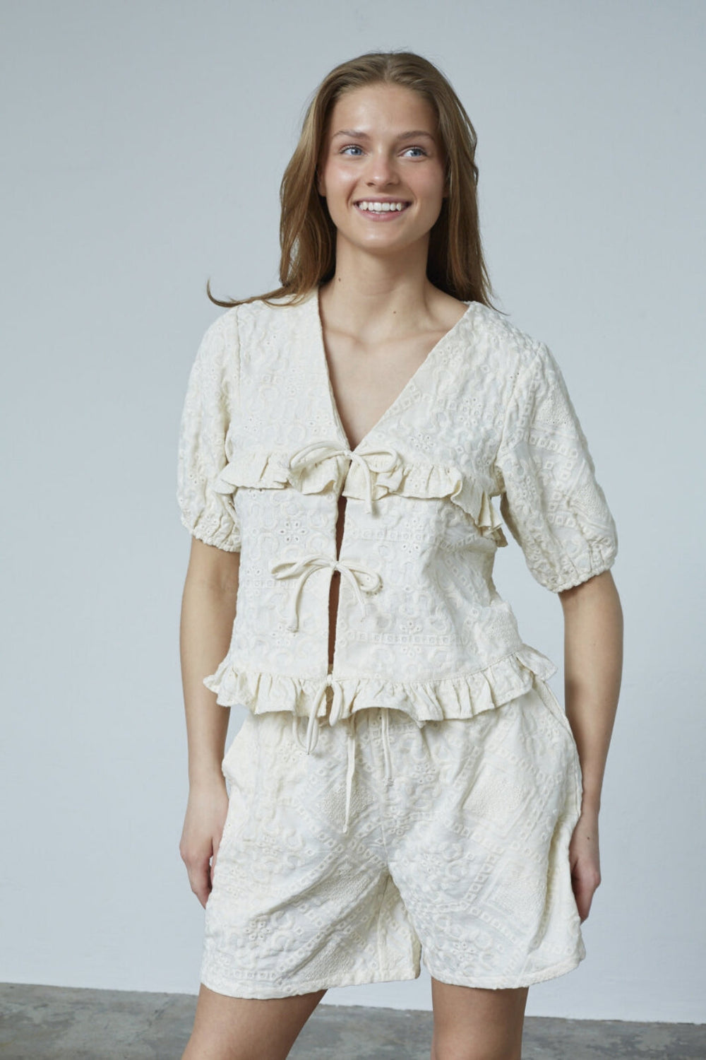 Sisters Point - Inusa-Tie1 18946 - 116 - Beige