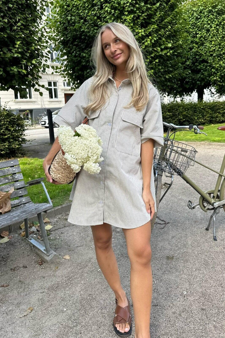 Forudbestilling - BYIC - Selda Shirt Dress - Dark Beige Woven Stripe Kjoler 