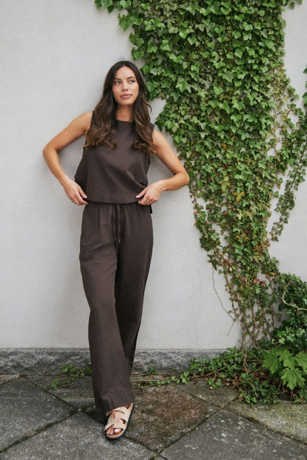 Forudbestilling - Neo Noir - Svetlana Linen Top 159947 - 676 - Dark Brown Toppe 